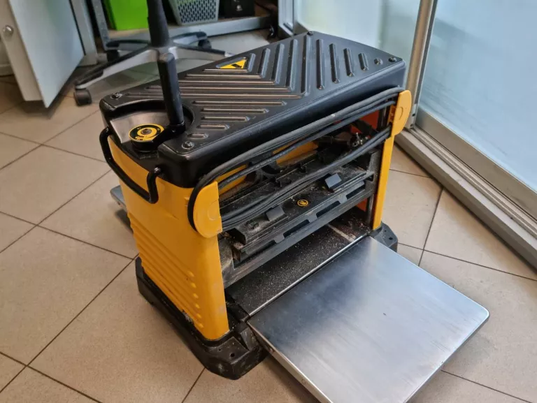 STRUG SIECIOWY / GRUBOŚCIÓWKA DEWALT DW733