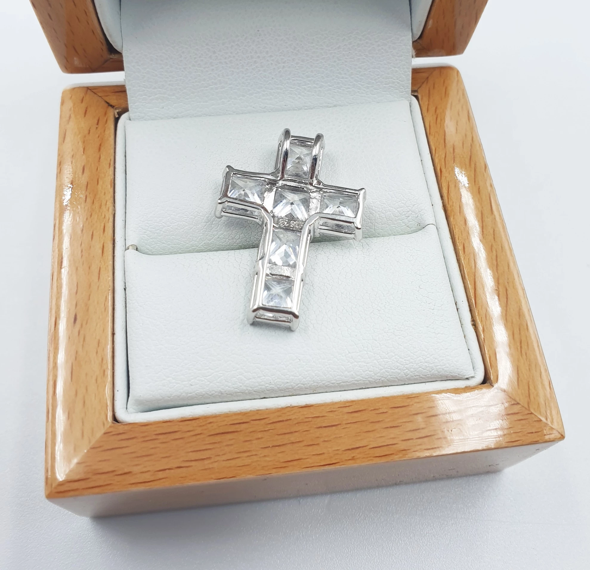 srebrna-zawieszka-z-krysztalami-ksztalt-krzyzyk-396gr-p925-stan-11323-2