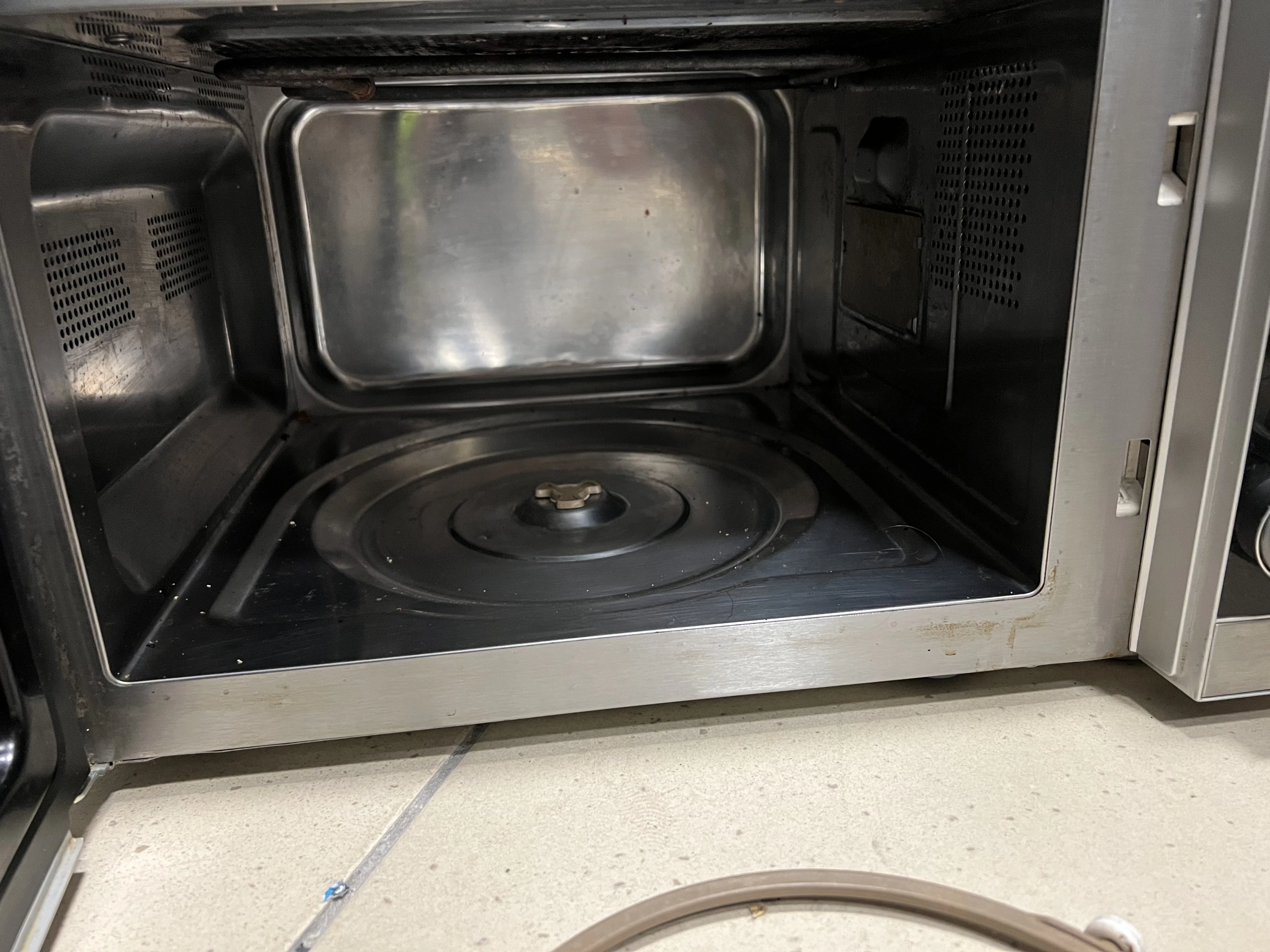 kuchenka-mikrofalowa-alaska-mwd-2925gc-pojemnosc-25