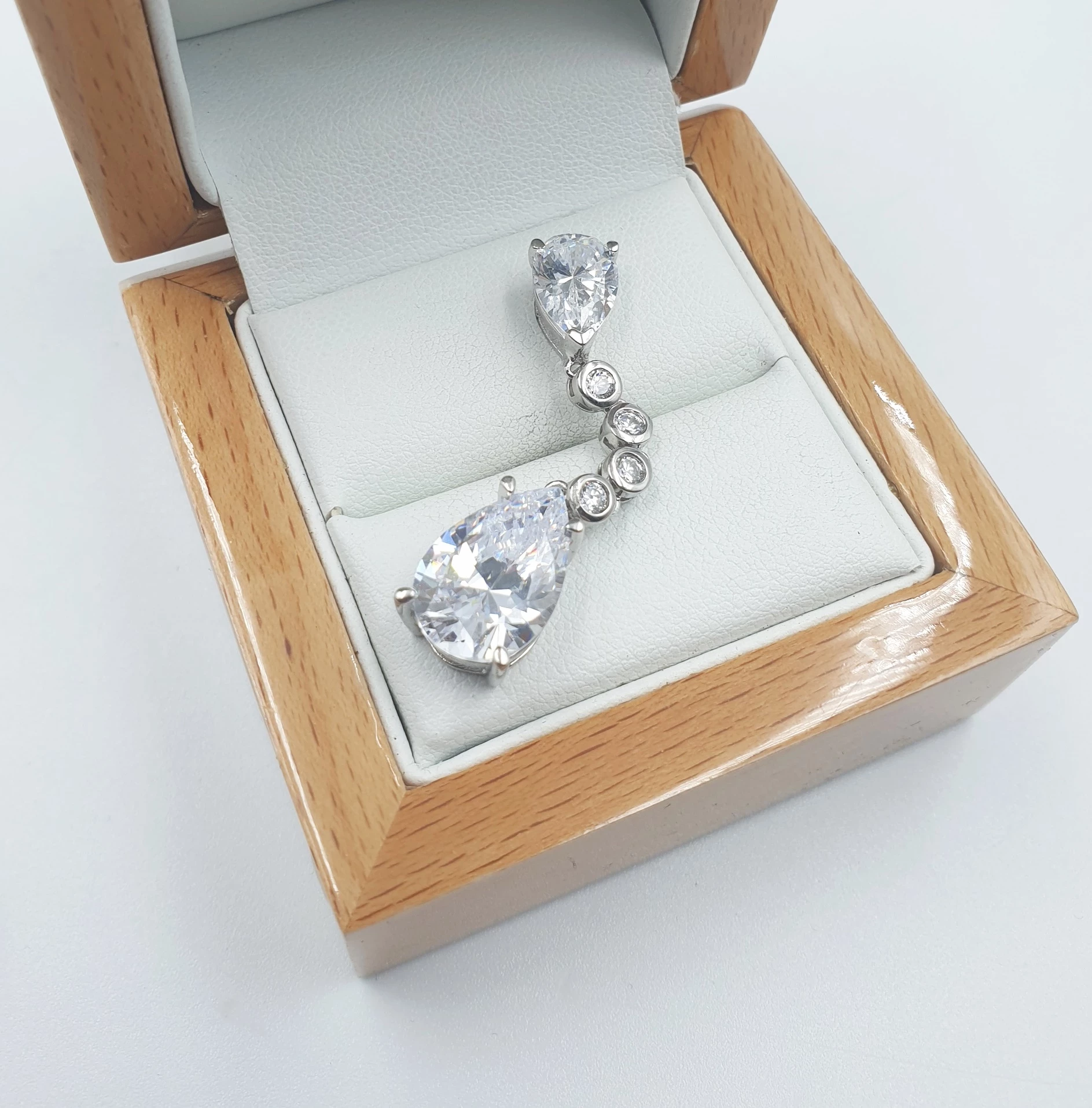 srebrna-zawieszka-z-krysztalami-557gr-p925-radosna-38-wroclaw