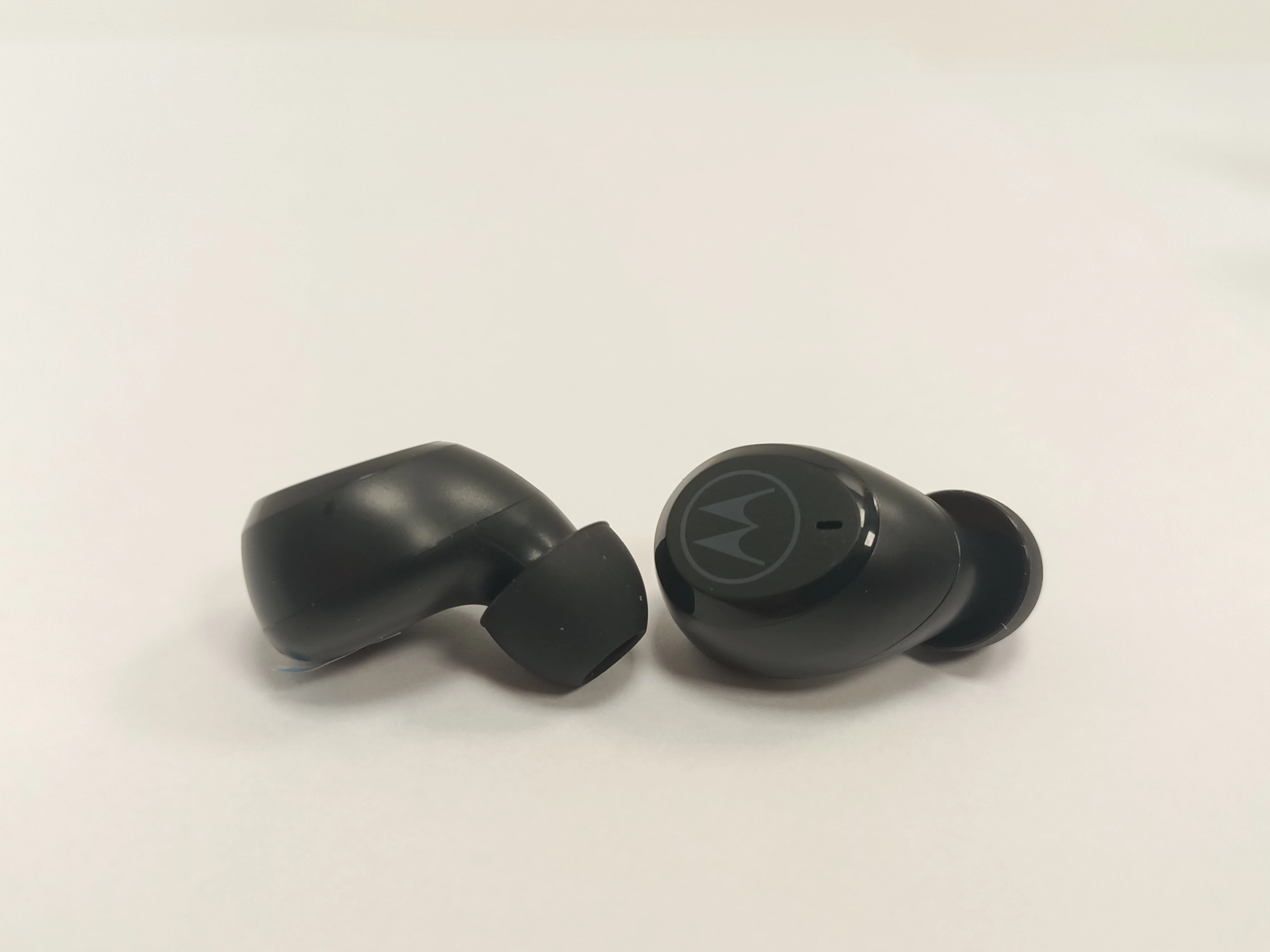 jak-nowe-sluchawki-motorola-moto-buds-charge-product-id-3ee6fedb-2b91-4ef6-ba84-5e9a3768a0ff