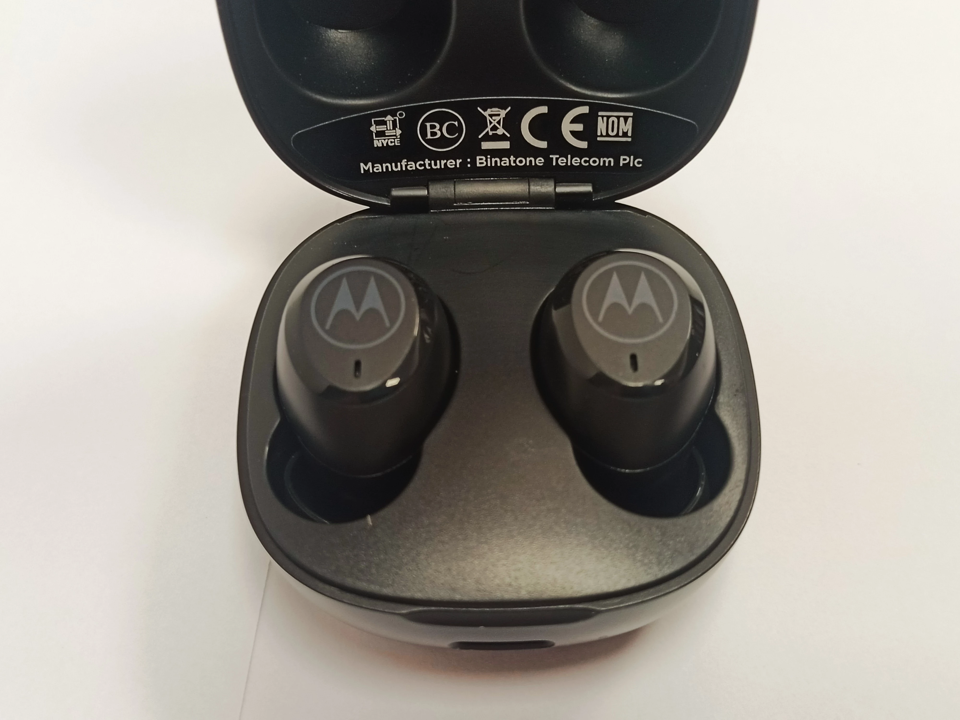 jak-nowe-sluchawki-motorola-moto-buds-charge-marka-motorola