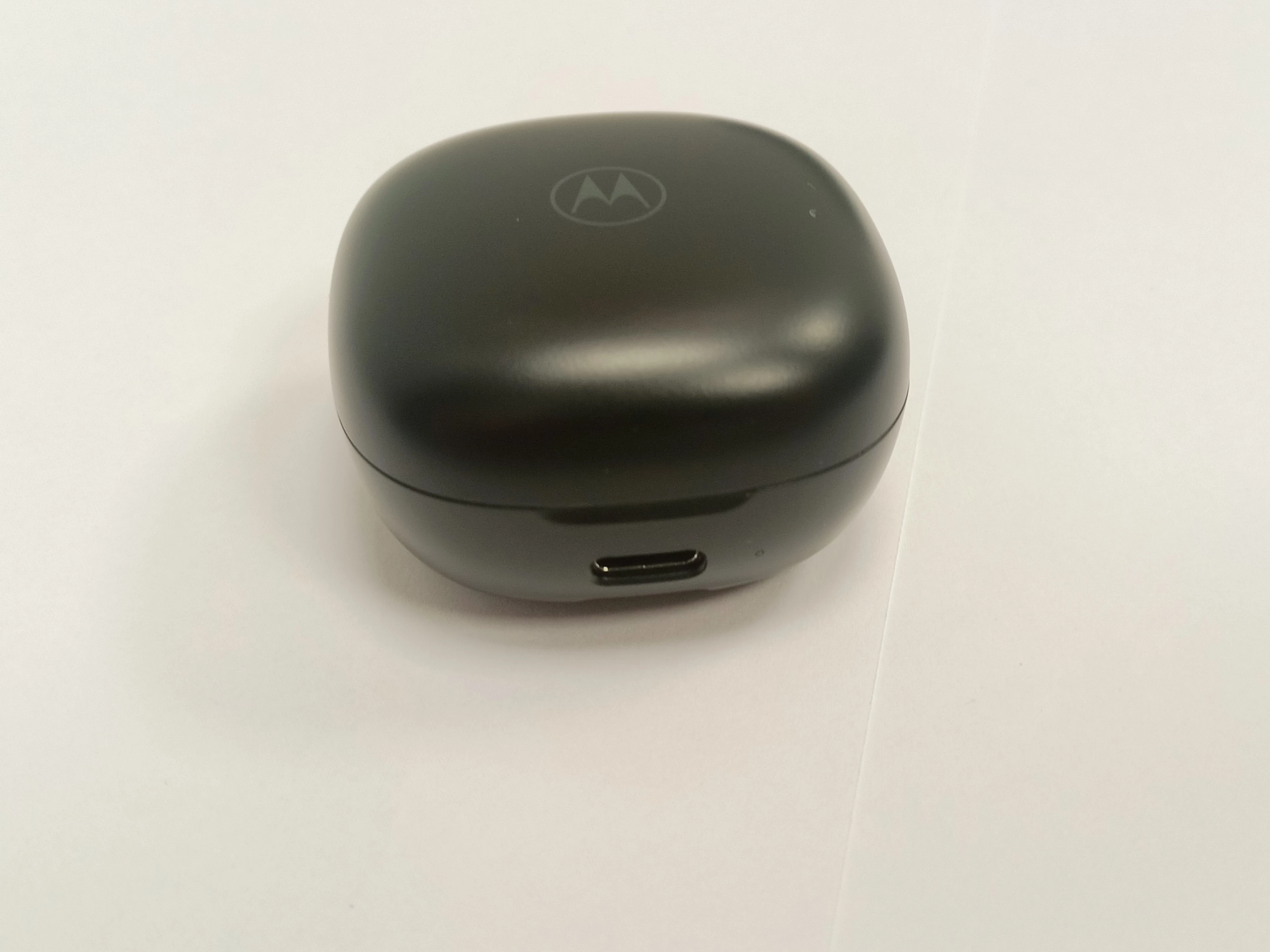 jak-nowe-sluchawki-motorola-moto-buds-charge-transmisja-sygnalu-bluetooth