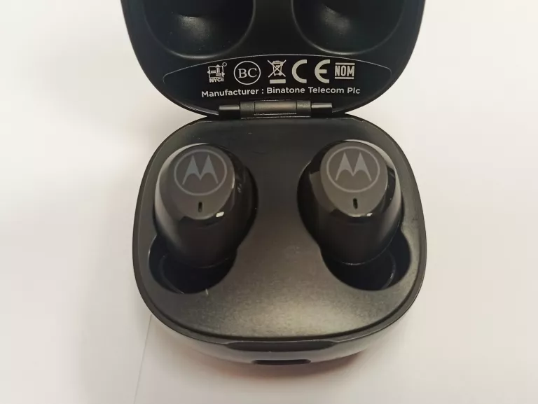 jak-nowe-sluchawki-motorola-moto-buds-charge-marka-motorola
