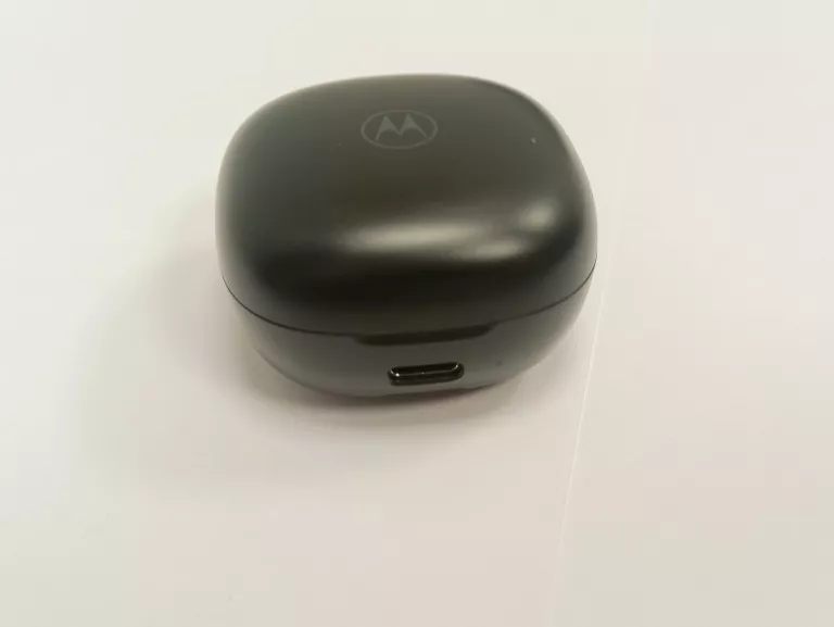 jak-nowe-sluchawki-motorola-moto-buds-charge-transmisja-sygnalu-bluetooth