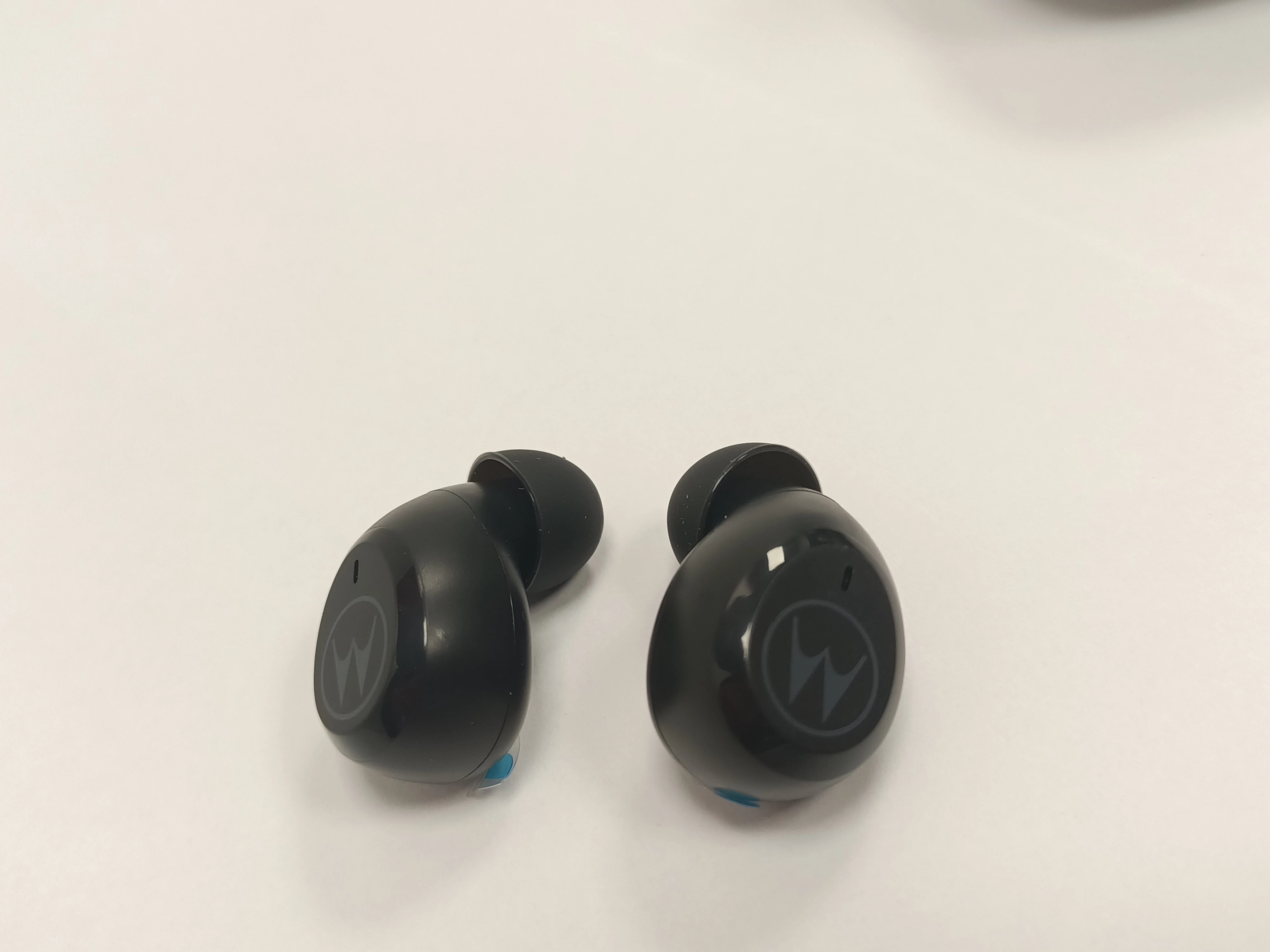 jak-nowe-sluchawki-motorola-moto-buds-charge-stan-powystawowy