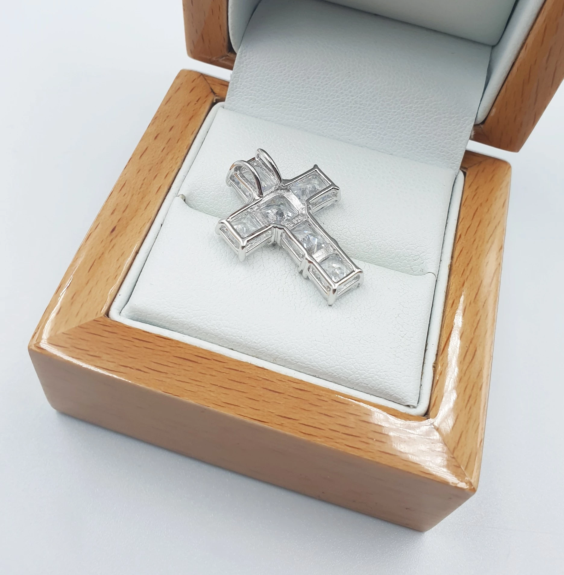 srebrna-zawieszka-z-krysztalami-ksztalt-krzyzyk-398gr-p925-stan-11323-2