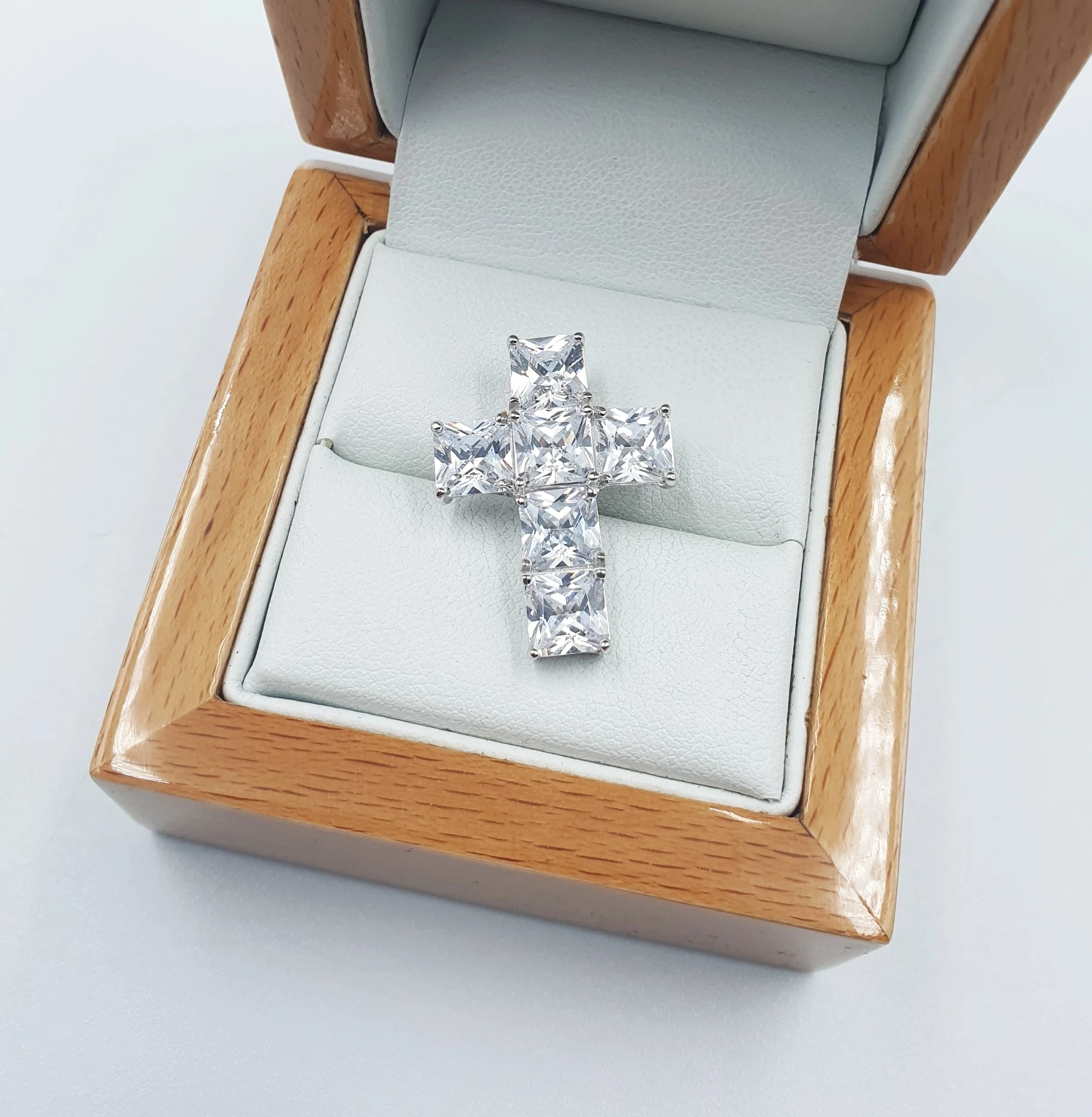 srebrna-zawieszka-z-krysztalami-ksztalt-krzyzyk-392gr-p925-komandorska-147-wroclaw