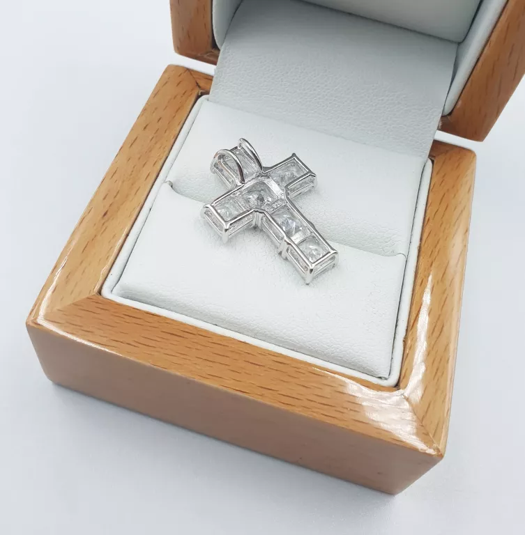 SREBRNA ZAWIESZKA Z KRYSZTAŁAMI KSZTAŁT KRZYŻYK 3,92GR, P.925