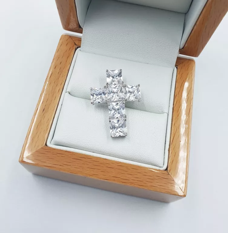 SREBRNA ZAWIESZKA Z KRYSZTAŁAMI KSZTAŁT KRZYŻYK 3,98GR, P.925