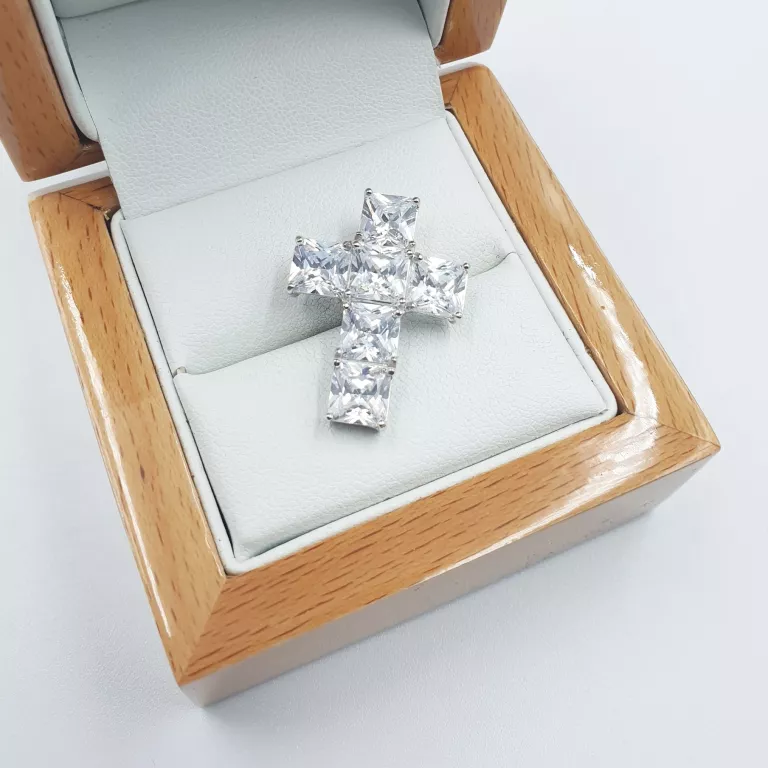 SREBRNA ZAWIESZKA Z KRYSZTAŁAMI KSZTAŁT KRZYŻYK 3,98GR, P.925