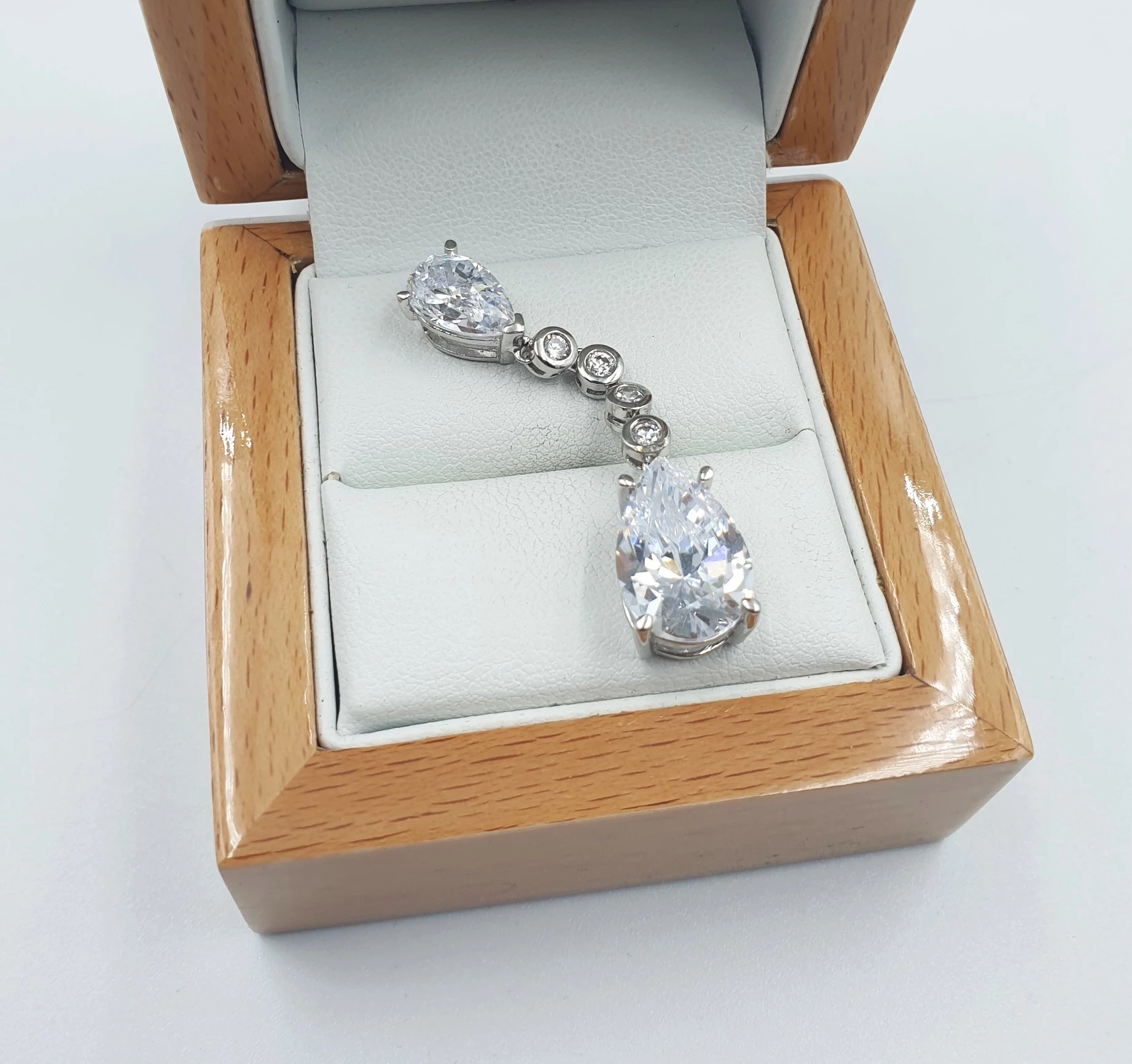 srebrna-zawieszka-z-krysztalami-556gr-p925-radosna-38-wroclaw