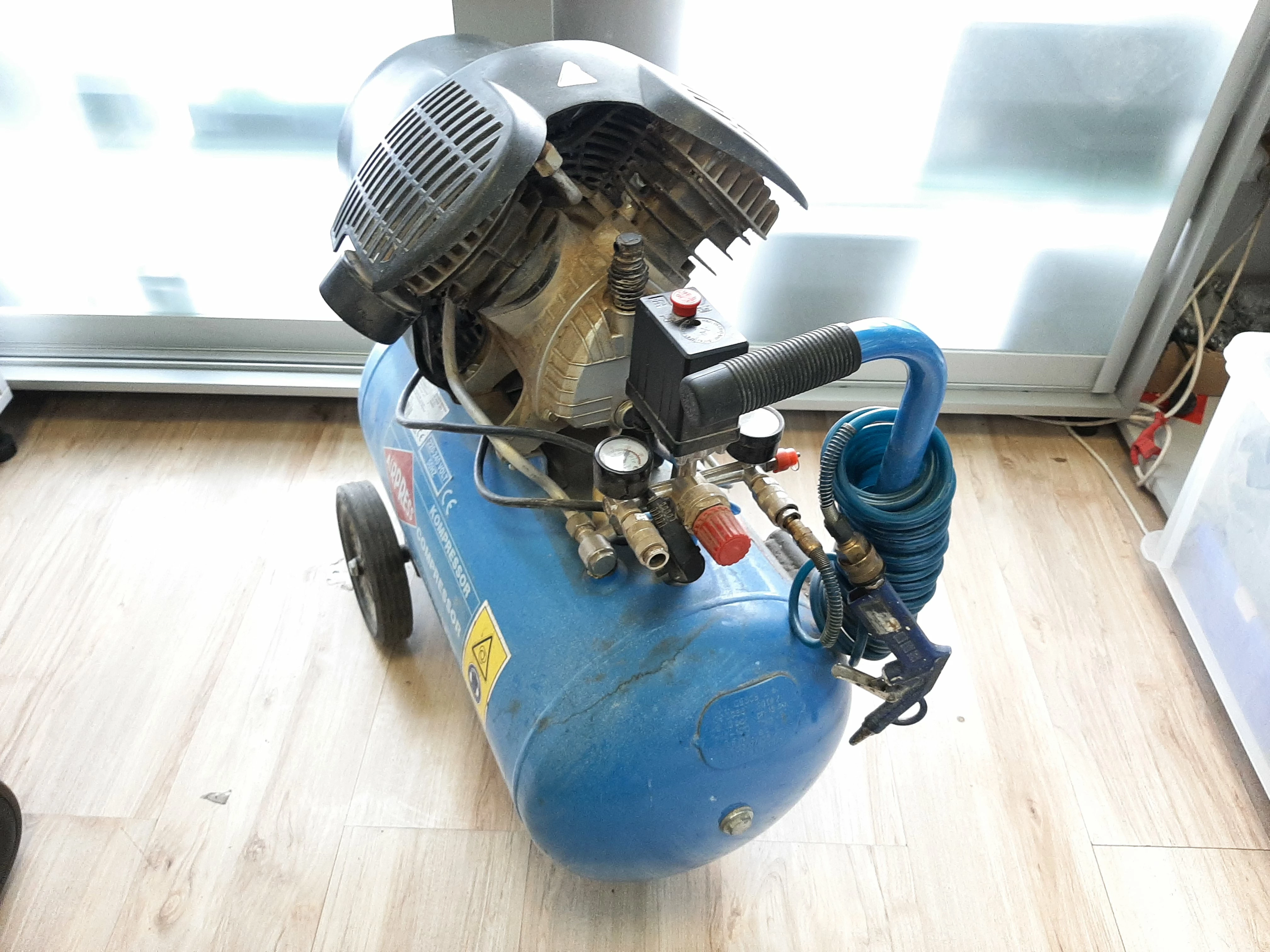 kompresor-50l-airpress-hl42550-230v-pojemnosc-zbiornika-50