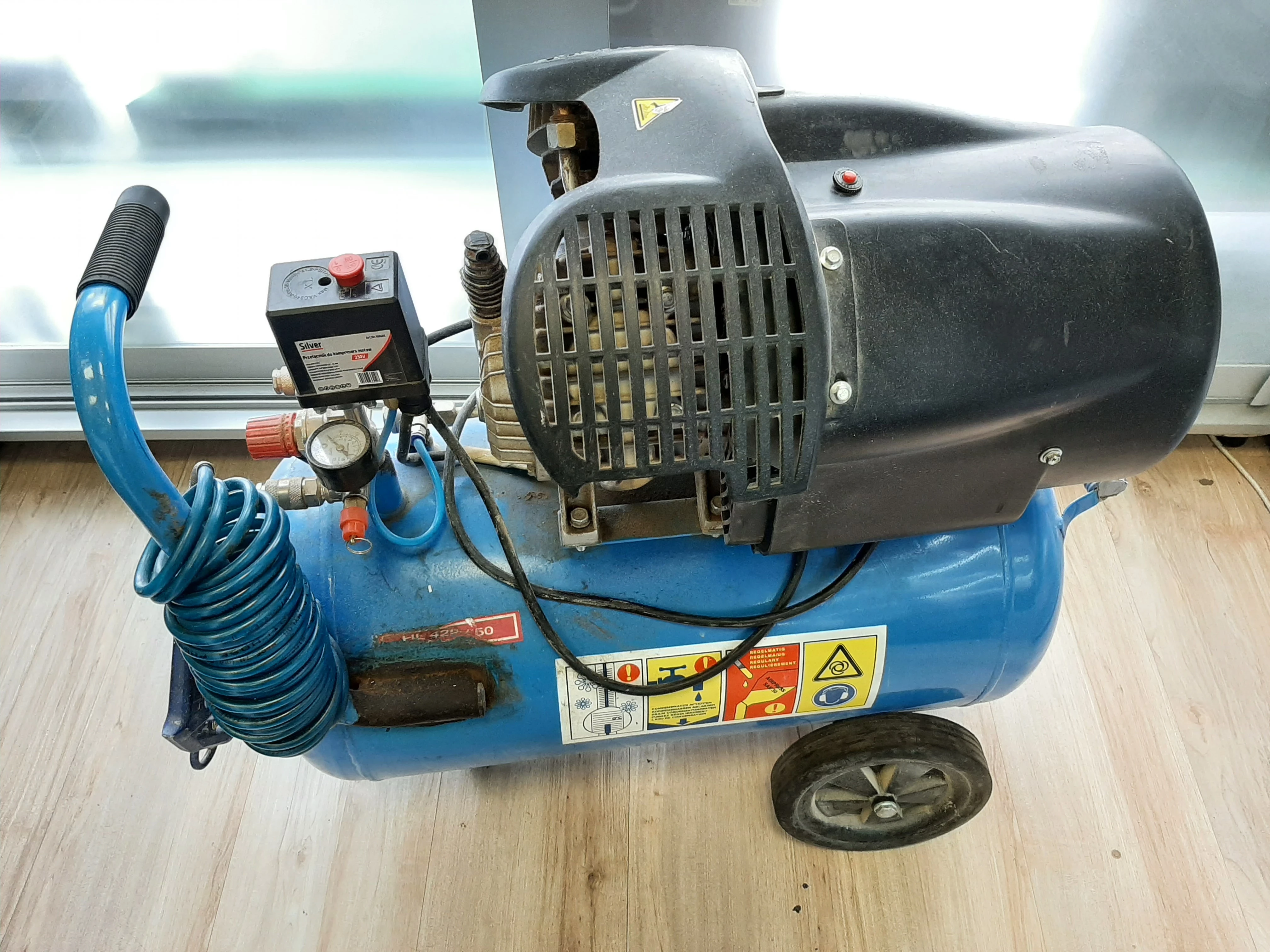 kompresor-50l-airpress-hl42550-230v-moc-kw-220