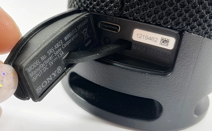 glosnik-sony-srs-xb23-zasilanie-akumulatorowo-sieciowe