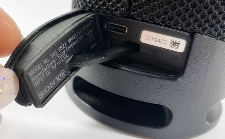 glosnik-sony-srs-xb23-zasilanie-akumulatorowo-sieciowe