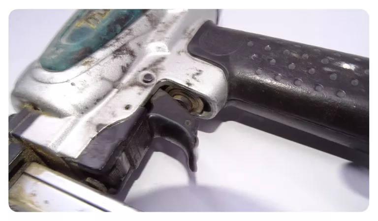 GWOŹDZIARKA PNEUMATYCZNA MAKITA AF505 ZESTAW