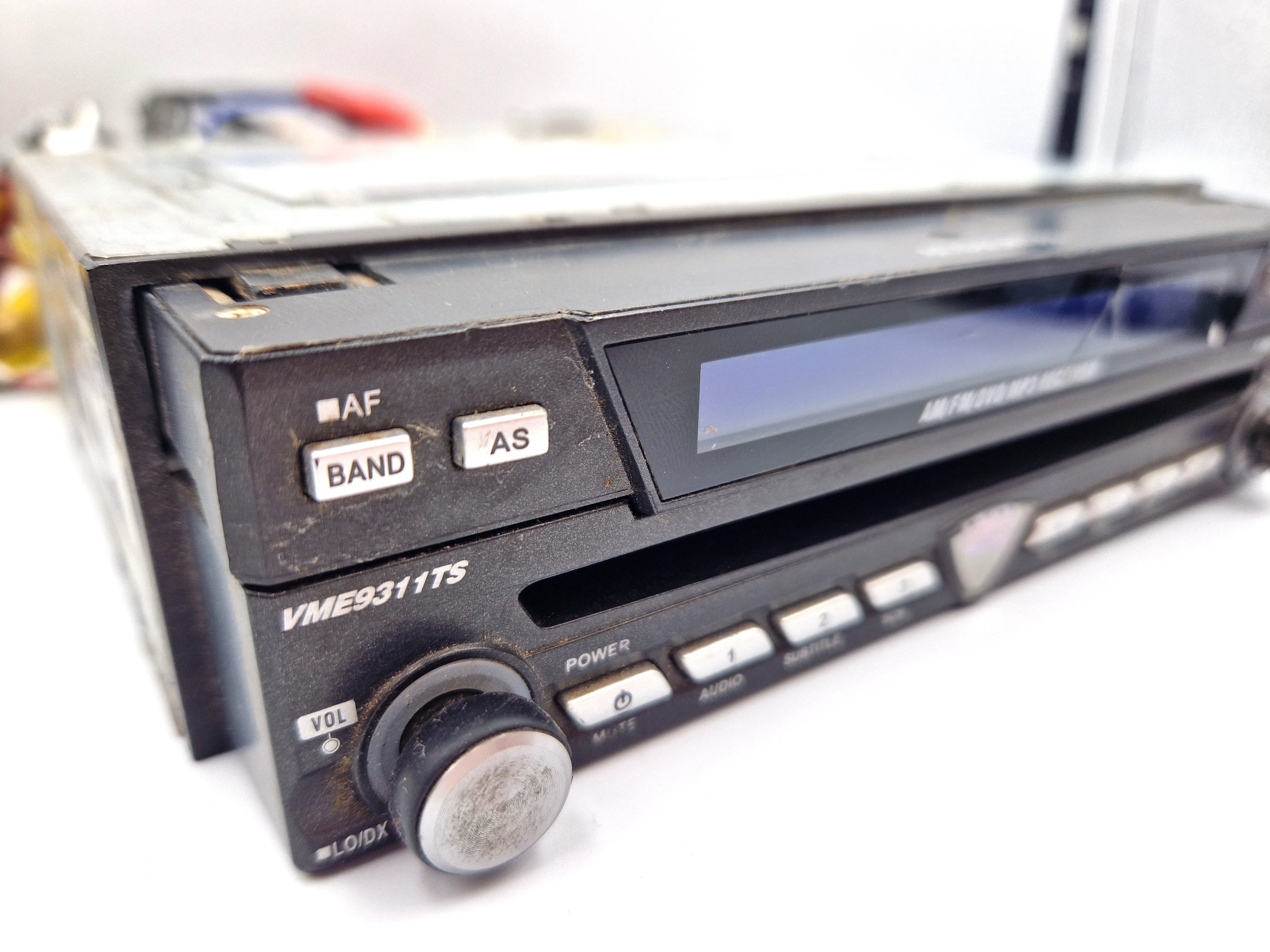 radio-z-wysuwanym-panelem-audiovox-vme9311ts-montaz-1-din