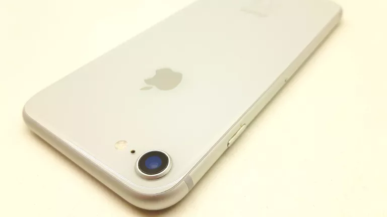 APPLE IPHONE 8 64 GB SILVER 74% ZADBANY!