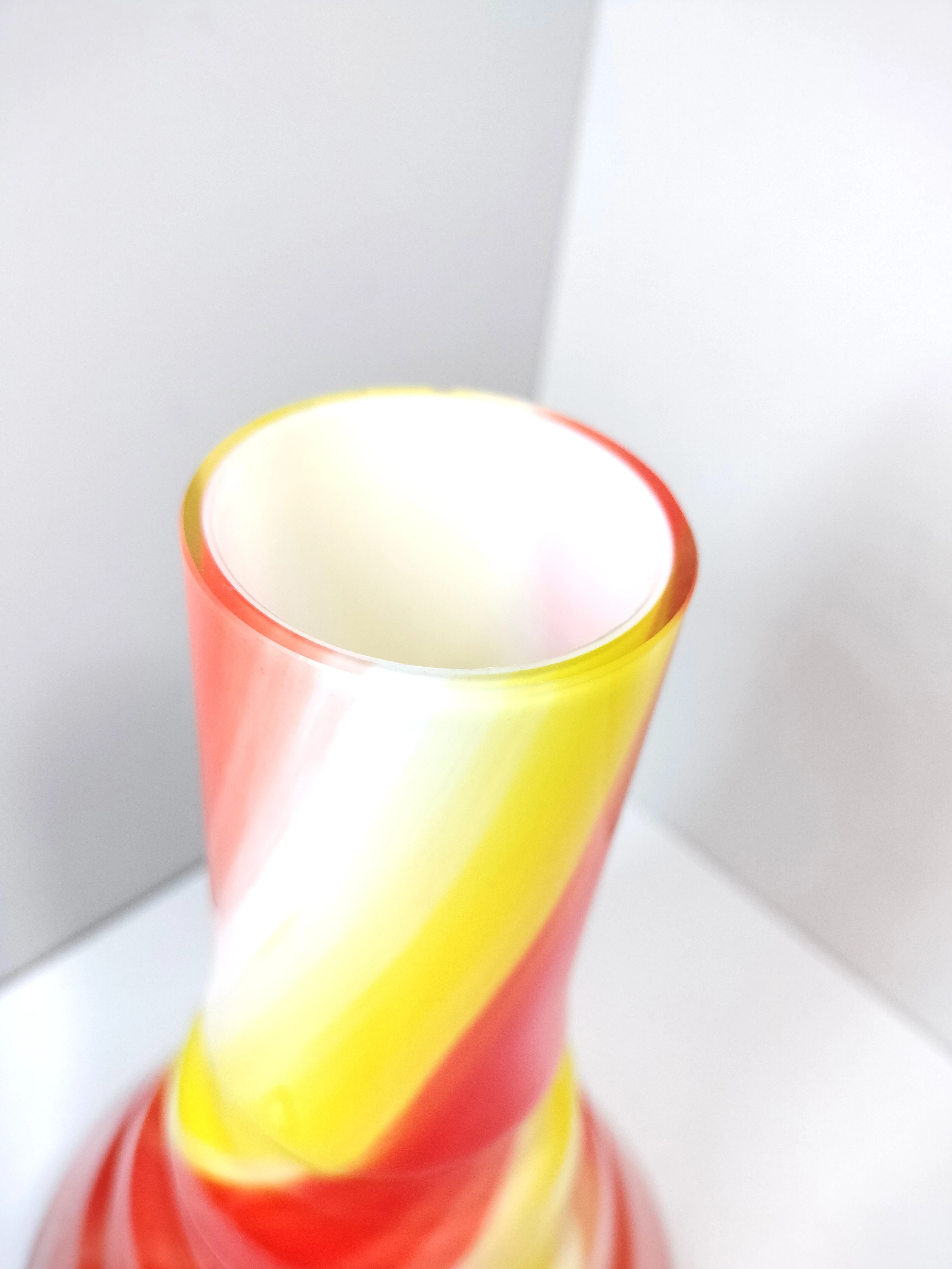 wazon-kolorowe-szklo-prl-material-dominujacy-szklo