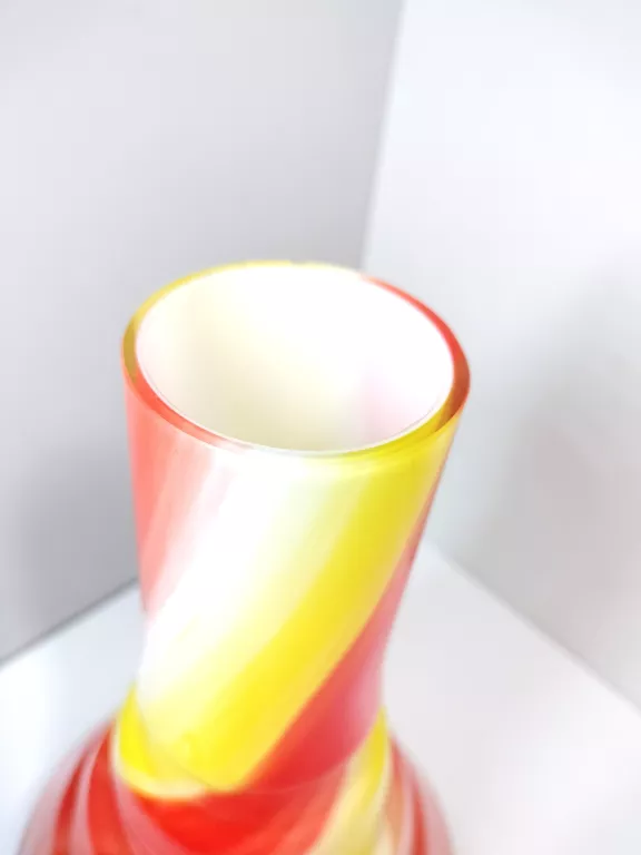 wazon-kolorowe-szklo-prl-material-dominujacy-szklo