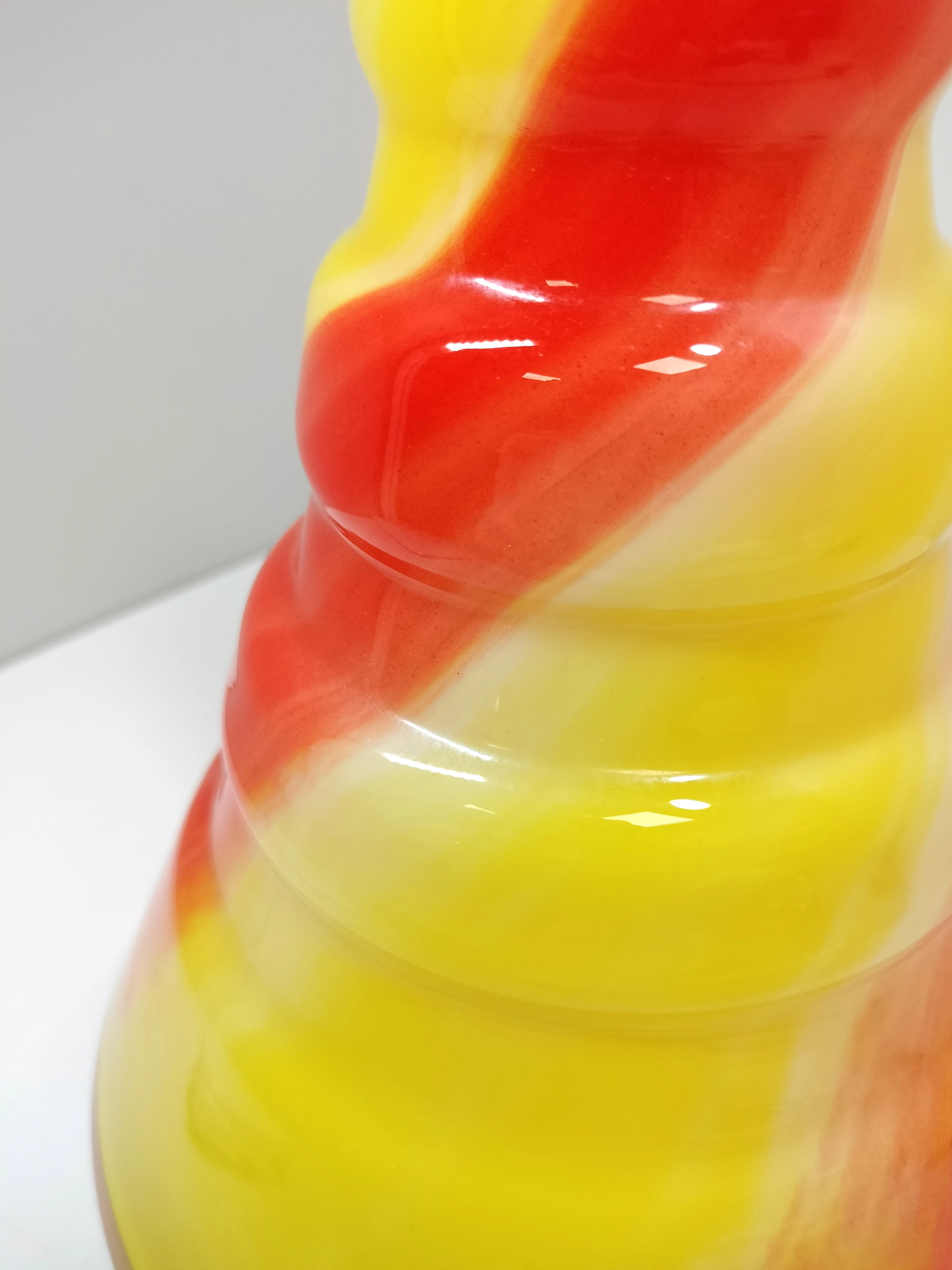 wazon-kolorowe-szklo-prl-material-dominujacy-szklo