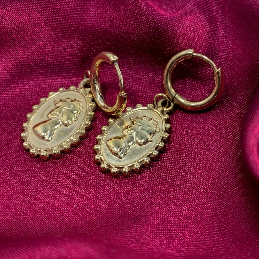 kolczyki-stal-pozlacana-krolowa-rodzaj-wyrob-jubilerski