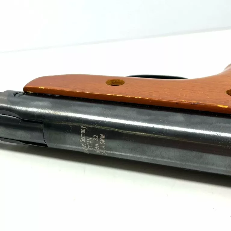 PISTOLET JEDNOSTRZAŁOWY TYTAN S2 DREWNO 4,5 MM