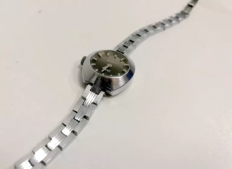 zegarek-damski-rosyjski-nakrecany-3apr-17-kamieni-ksztalt-koperty-okragla