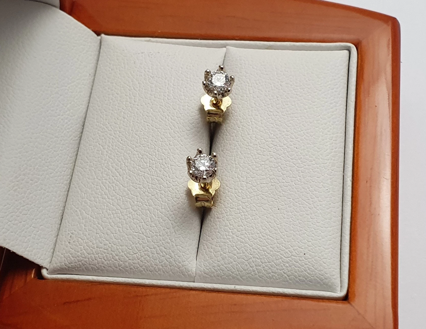 piekne-zlote-kolczyki-z-brylantami-034-ct-rodzaj-bigla-sztyft