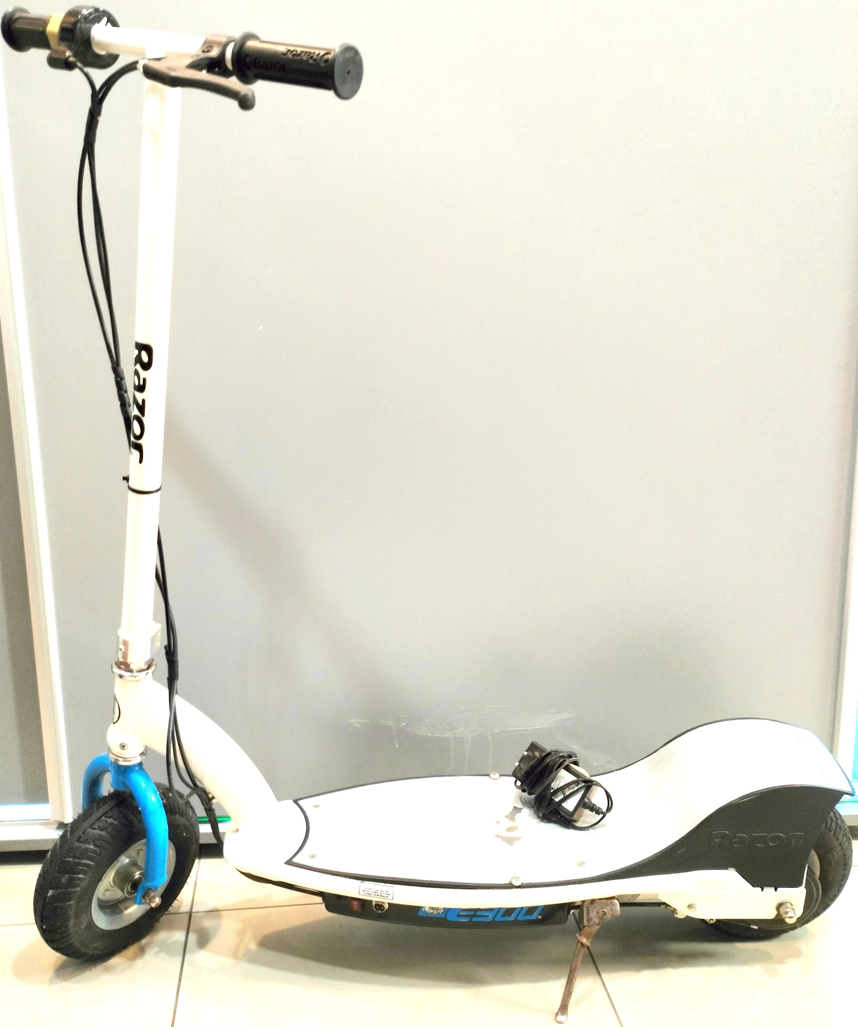 hulajnoga-elektryczna-razor-e300-ladowarka-powst-warsz-54-darlowo