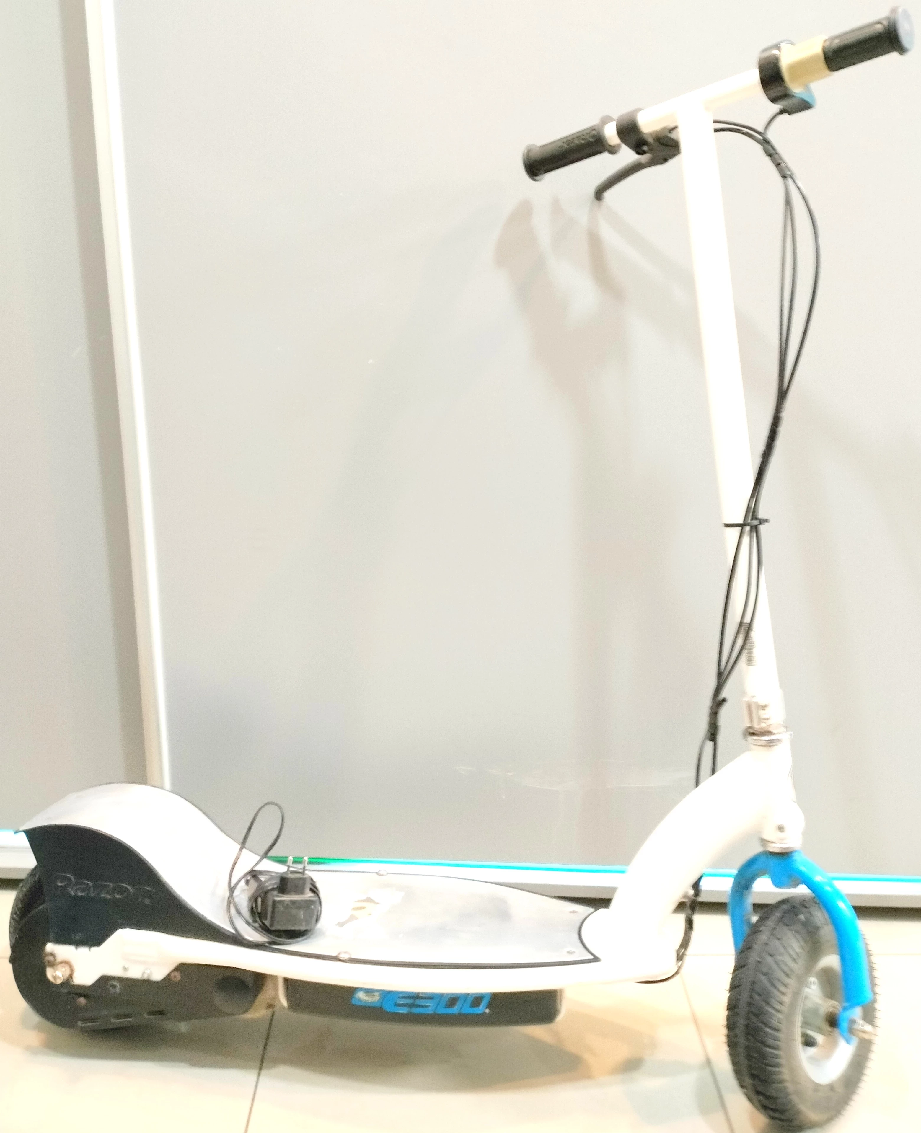 hulajnoga-elektryczna-razor-e300-ladowarka-stan-uzywany