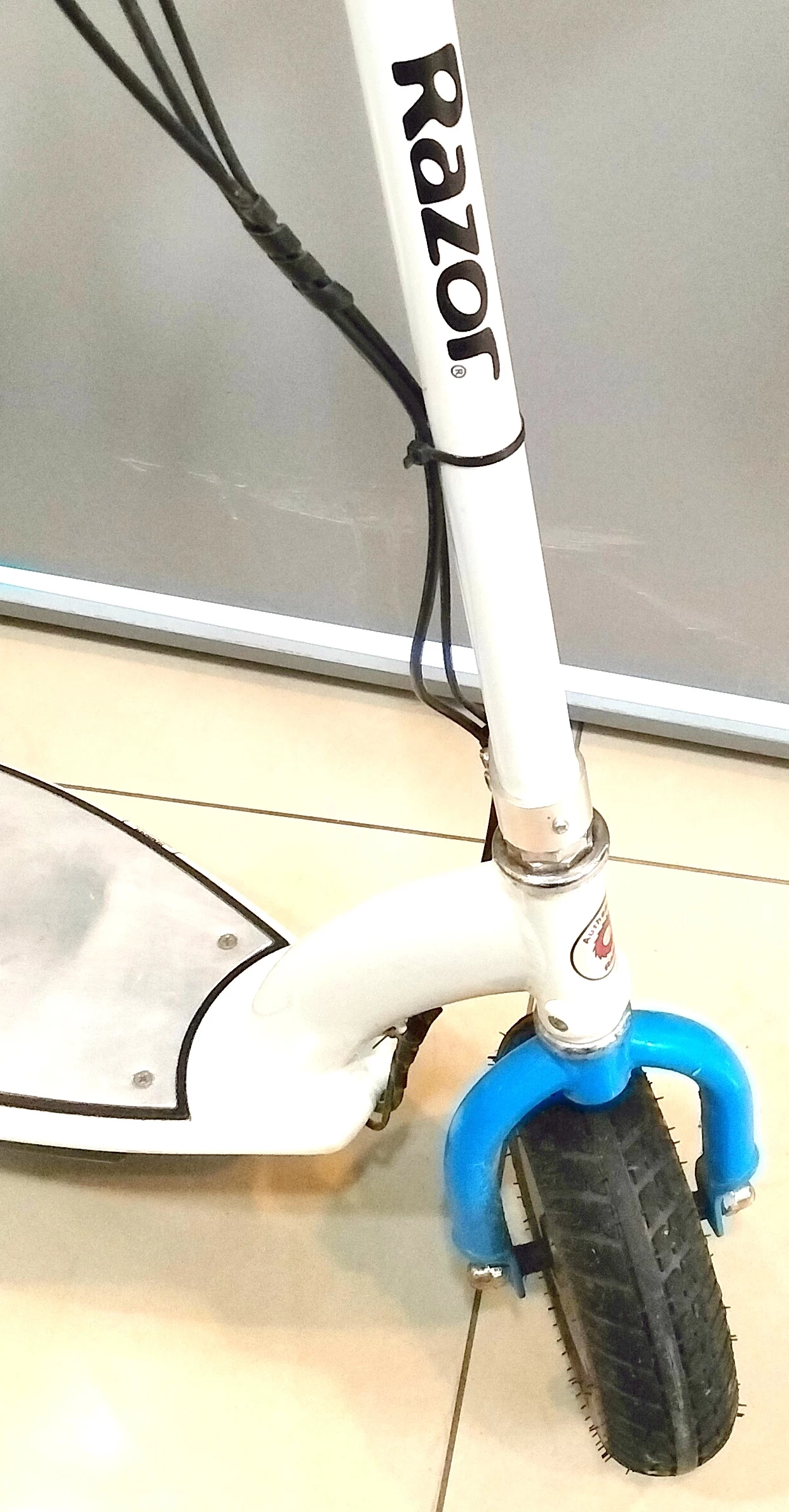 hulajnoga-elektryczna-razor-e300-ladowarka-marka-razor