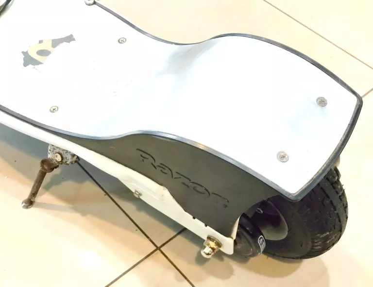 hulajnoga-elektryczna-razor-e300-ladowarka-waga-1625