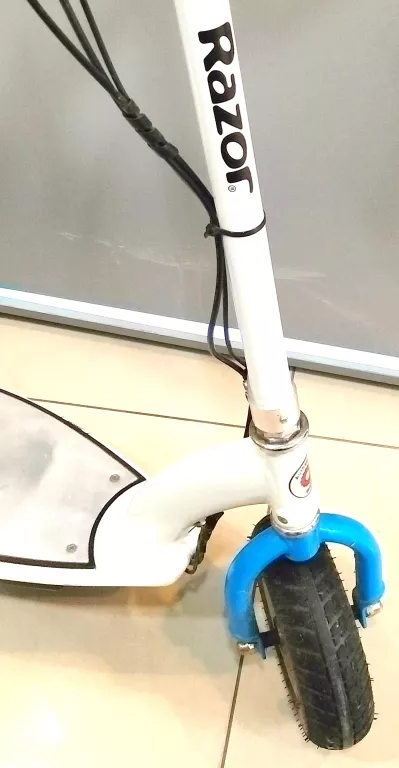 hulajnoga-elektryczna-razor-e300-ladowarka-marka-razor