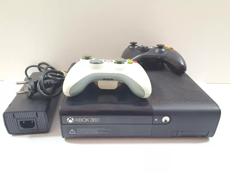 KONSOLA XBOX 360 E 2 PADY GRY