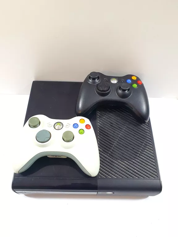 KONSOLA XBOX 360 E 2 PADY GRY