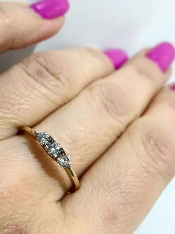 PIERŚCIONEK Z 3 CYRKONIAMI R,18