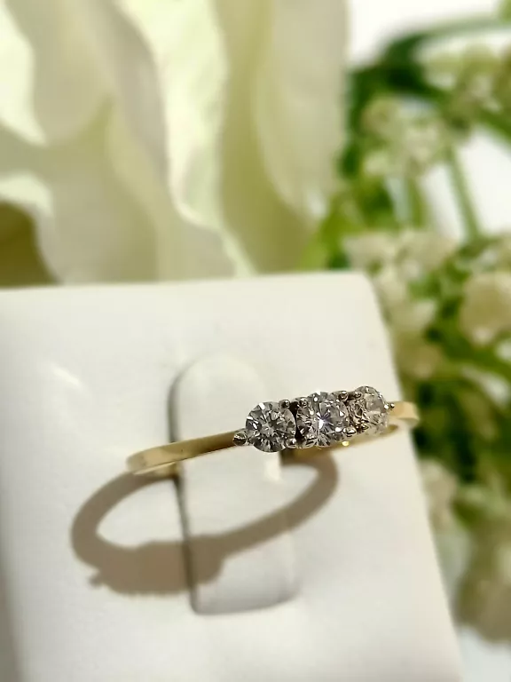 pierscionek-z-3-cyrkoniami-r18-ean-gtin-5905868206883