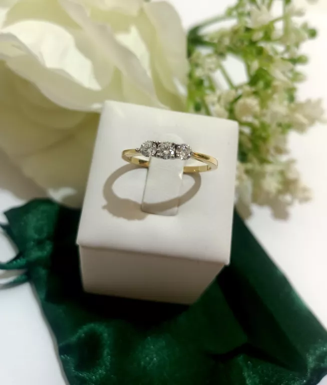 PIERŚCIONEK Z 3 CYRKONIAMI R,18