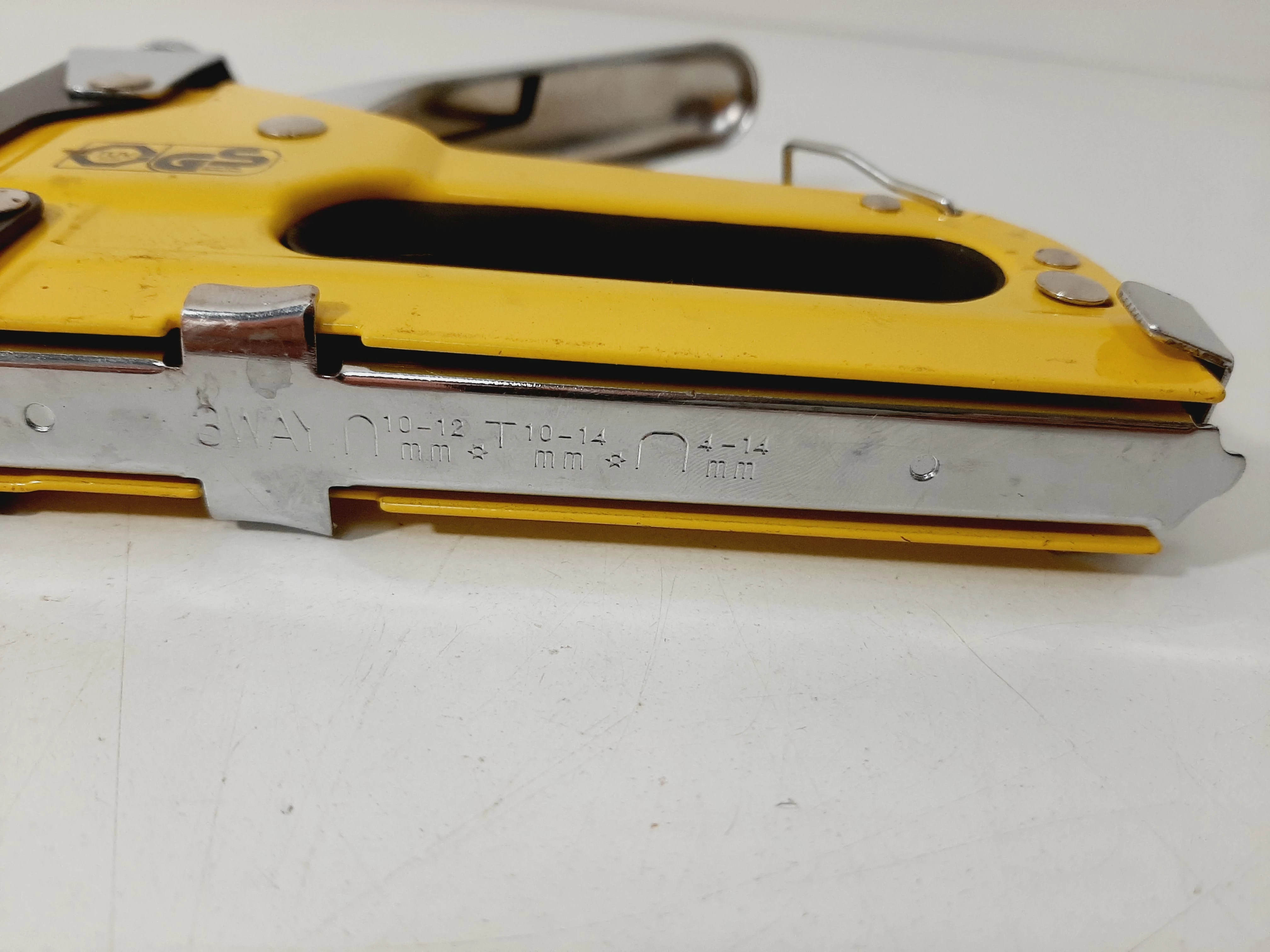 zszywacz-tapicerski-comparator-z-rozszywaczem-zasilanie-reczne