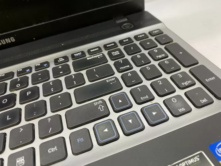 LAPTOP SAMSUNG 300V 750GB/6GB