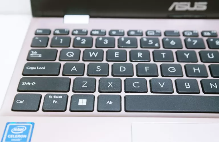 LAPTOP ASUS E210M N4020/4GB 12 CALI