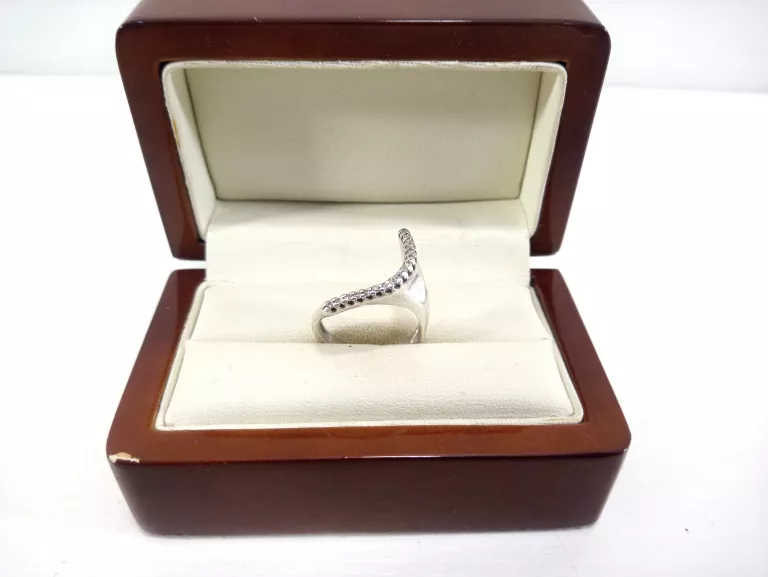 CIEKAWY SREBRNY PIERŚCIONEK