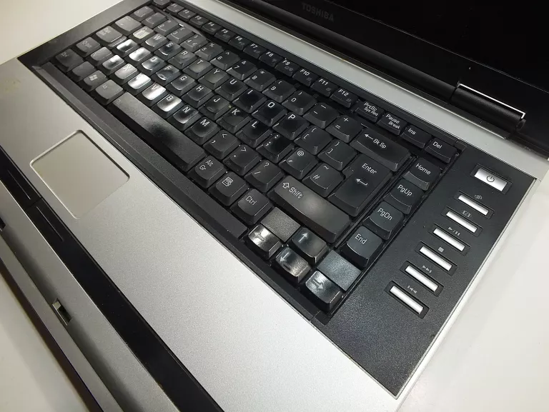 LAPTOP TOSHIBA EQUIUN INTEL 1.60/1GB/60GB.XP NIE ŁĄCZY KABEL