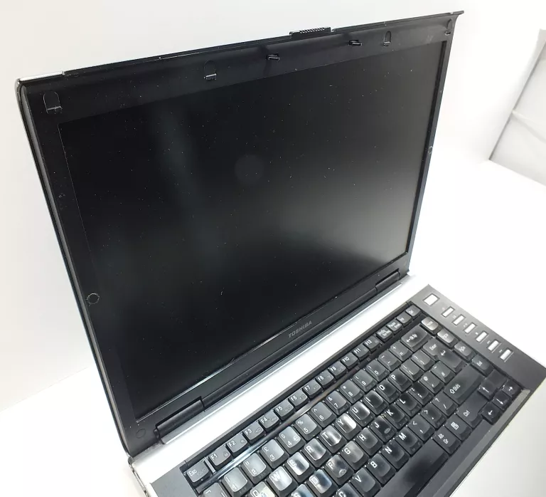 LAPTOP TOSHIBA EQUIUN INTEL 1.60/1GB/60GB.XP NIE ŁĄCZY KABEL