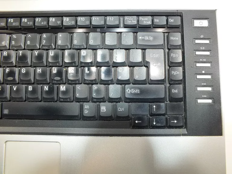 LAPTOP TOSHIBA EQUIUN INTEL 1.60/1GB/60GB.XP NIE ŁĄCZY KABEL