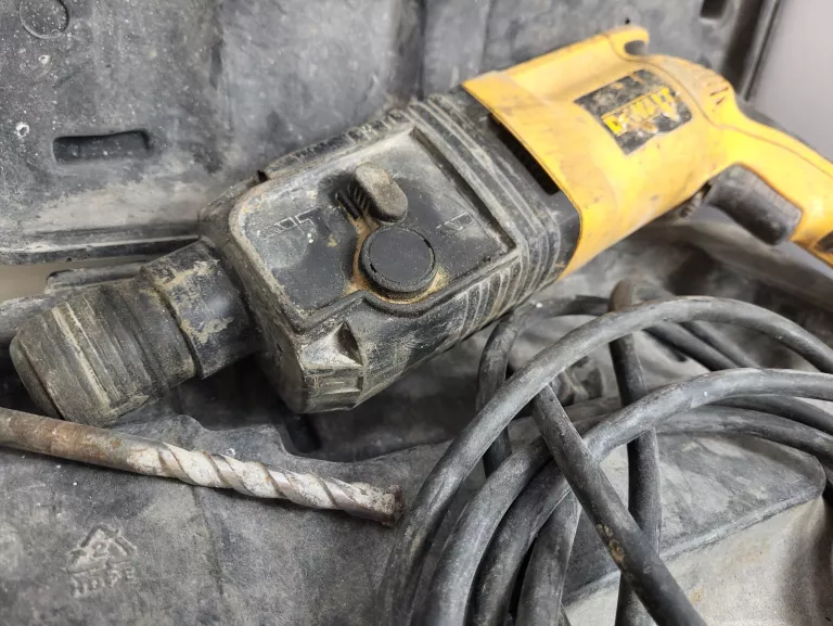 MŁOTOWIERTARKA DEWALT D25002