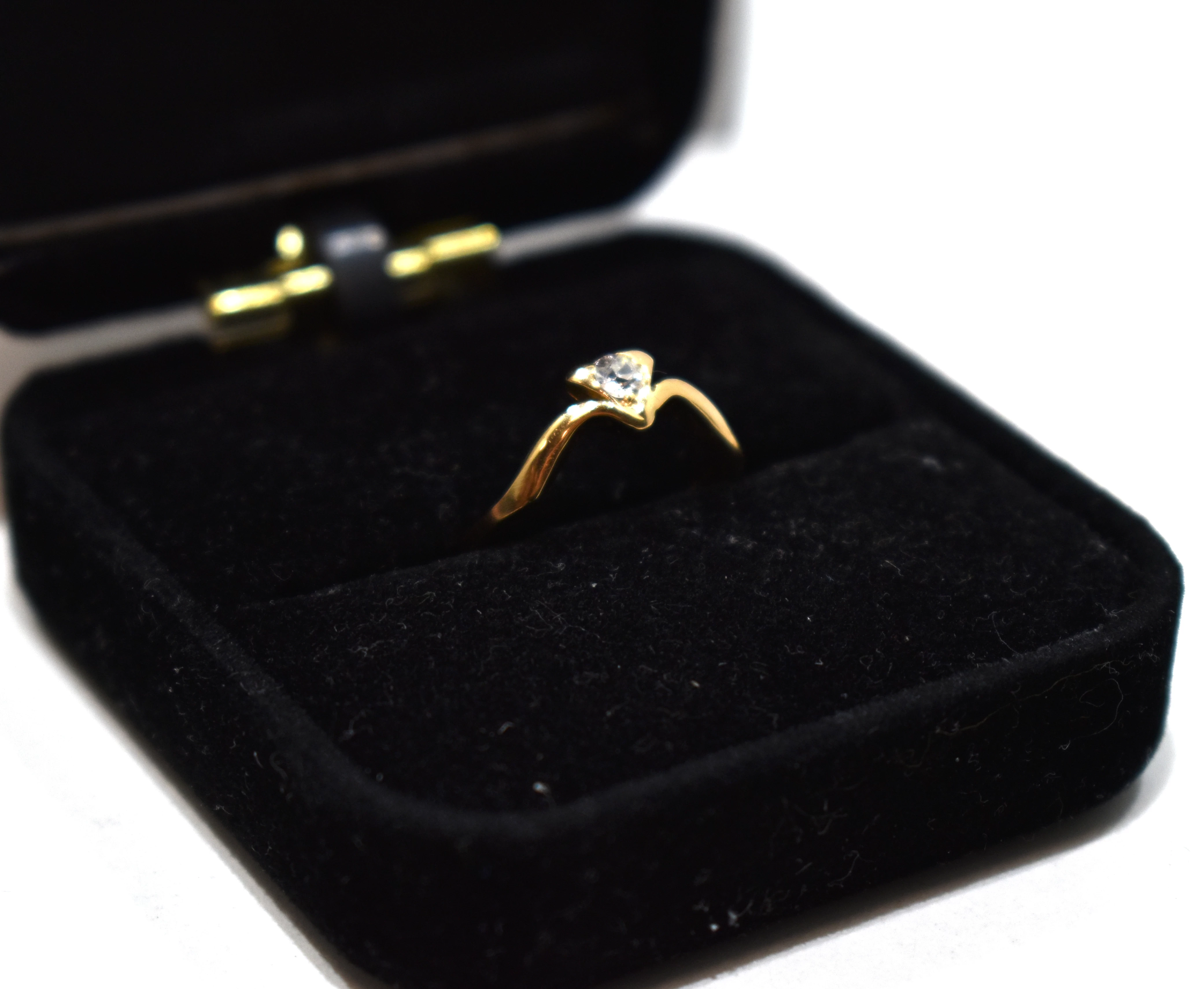 uroczy-zloty-pierscionek-z-brylantem-129g-585-budziszynska-107d-sj-wroclaw