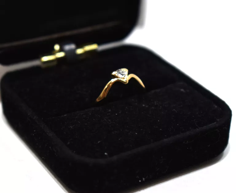 uroczy-zloty-pierscionek-z-brylantem-129g-585-budziszynska-107d-sj-wroclaw